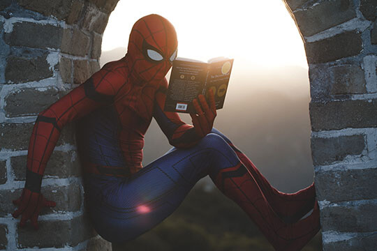 Spiderman czyta książki po angielsku